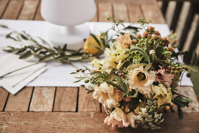 Brautstrauß auf gedecktem Tisch