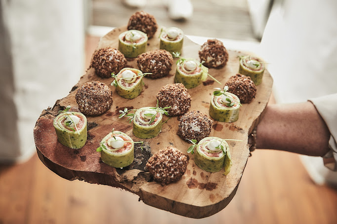 Canapés und Fingerfood beim Sektempfang