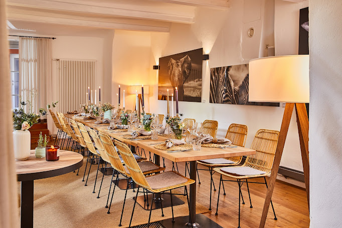Festlich gedeckte lange Tafel für Hochzeitsgesellschaften im Veranstaltungsraum des Weinforum Franken