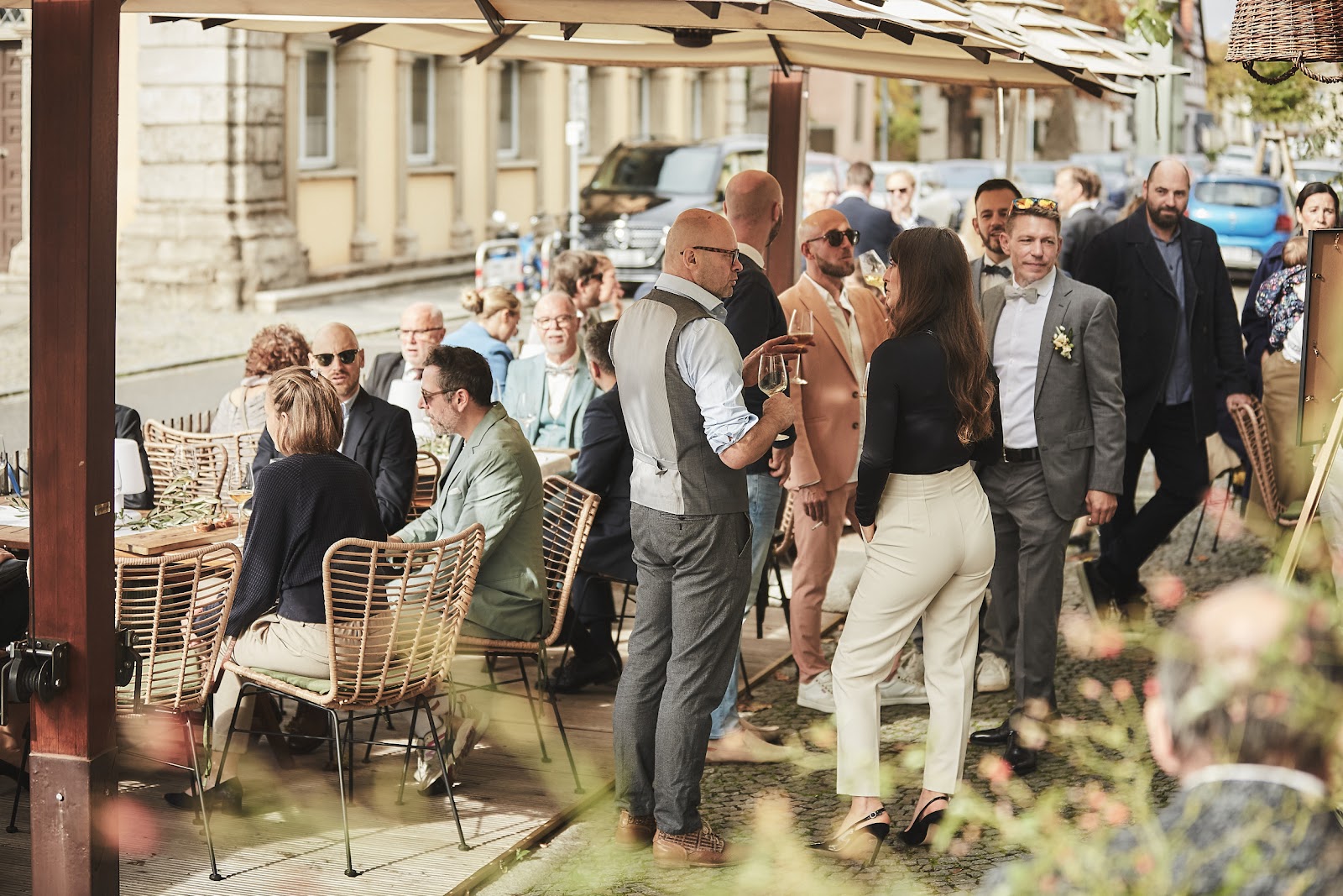 Hochzeitsgesellschaft beim Sektempfang vor dem Weinforum Franken