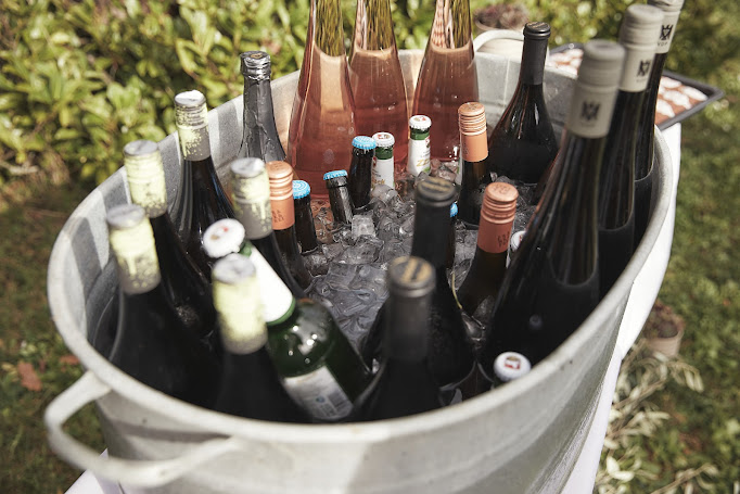 Weinflaschen auf Eis für die Hochzeitsfeier
