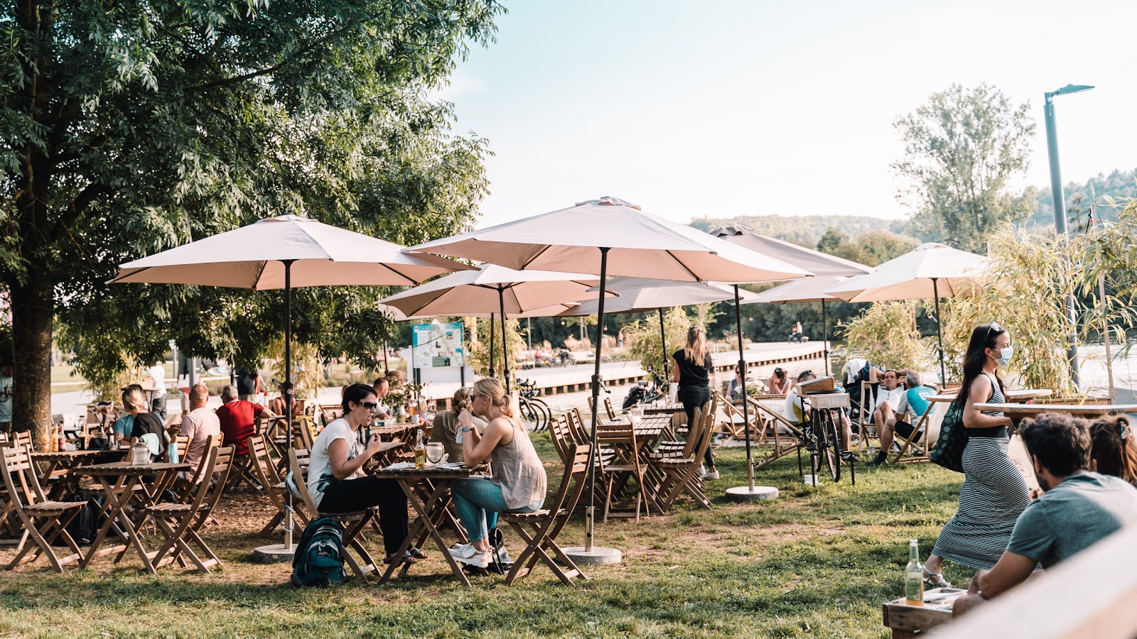 Heißer Franke Eibelstadt – Biergarten am Main mit Servicekraft