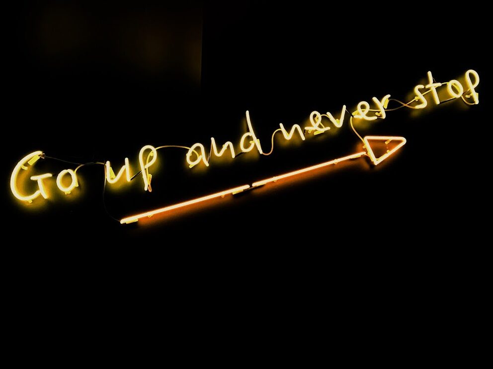 Neonschriftzug: Go up and never stop – Motivation im Weinforum Franken