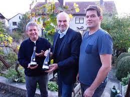 Team Weingut Max Markert mit Bocksbeutel-Weinflaschen