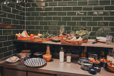 Frische Zutaten auf der Anrichte: Gemüse, Eier, Schalen und Gewürze auf der Küchentheke