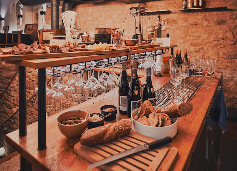 Weinbar mit Brot, Oliven, Frankenweinen und Gläsern in der Vinothek des Weinforums