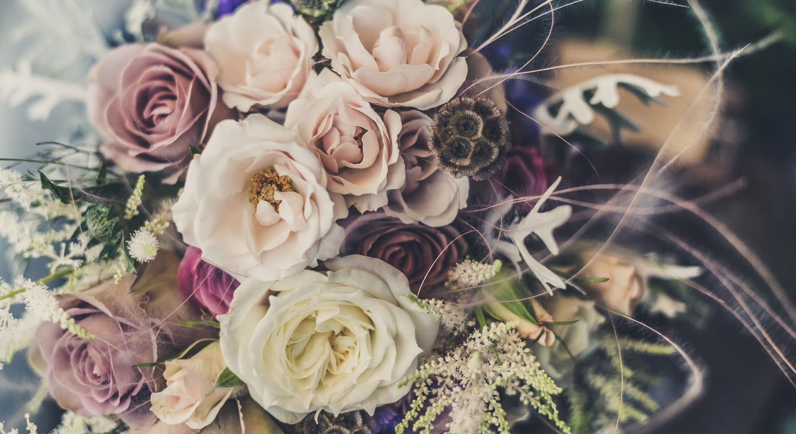 Festlicher Rosenstrauß in Weiß und Rosa – ein edles Geschenk zum Muttertag