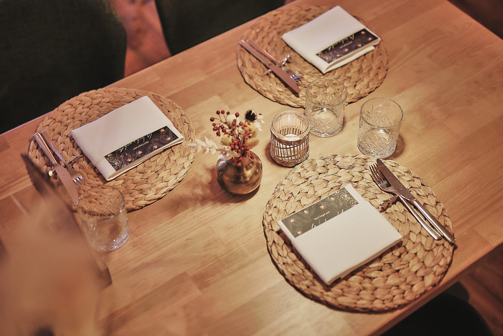 Elegant gedeckter Tisch im Restaurant Weinforum Franken – festliche Tischdekoration