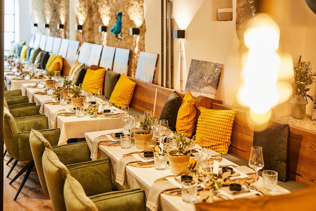 Langer festlich gedeckter Tisch im Gewölbekeller des Weinforums für eine Gruppe