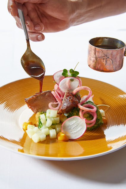 Angerichtetes Fine-Dining-Gericht – Entenbrust mit saisonalem Gemüse und Sauce
