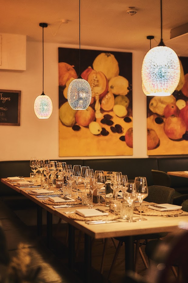 Privatraum des Weinforum Franken mit stimmungsvoller bunter Beleuchtung für exklusive Feierlichkeiten