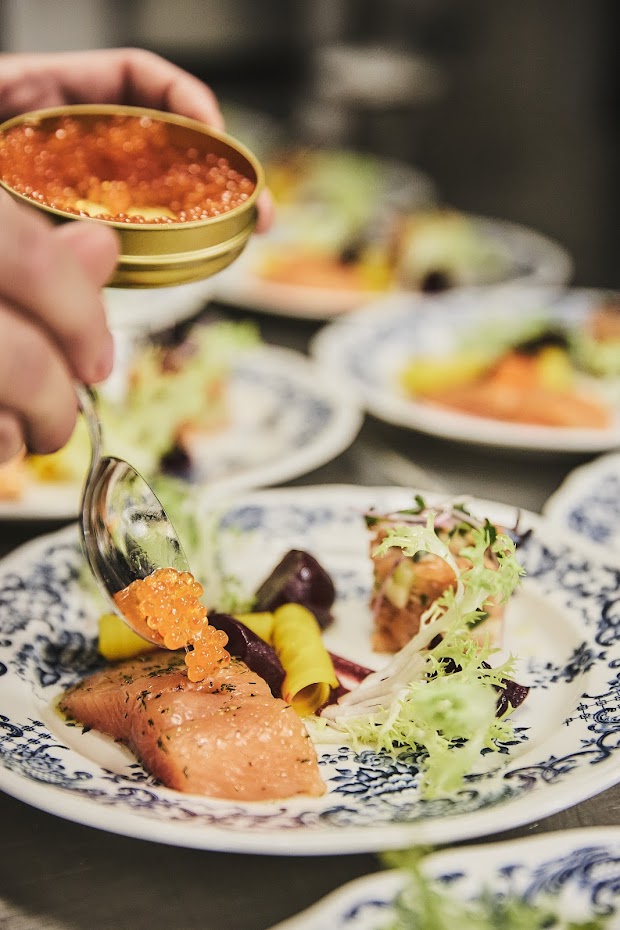 Lachs mit Kaviar wird in der Küche des Weinforum Franken präzise angerichtet