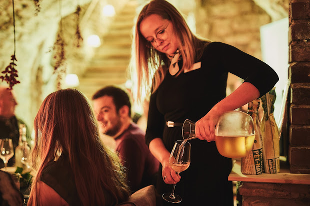 Sommelière Kyra schenkt Frankenwein am Tisch ein – persönliche und herzliche Weinberatung