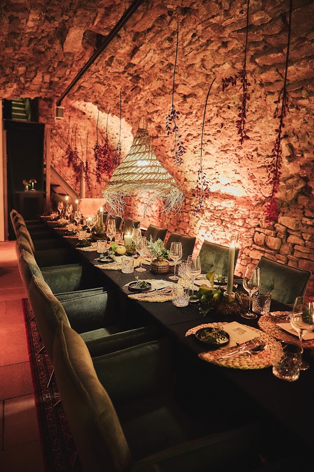 Langer festlich gedeckter Tisch im historischen Gewölbekeller des Weinforum Franken für das Silvester-Galadinner