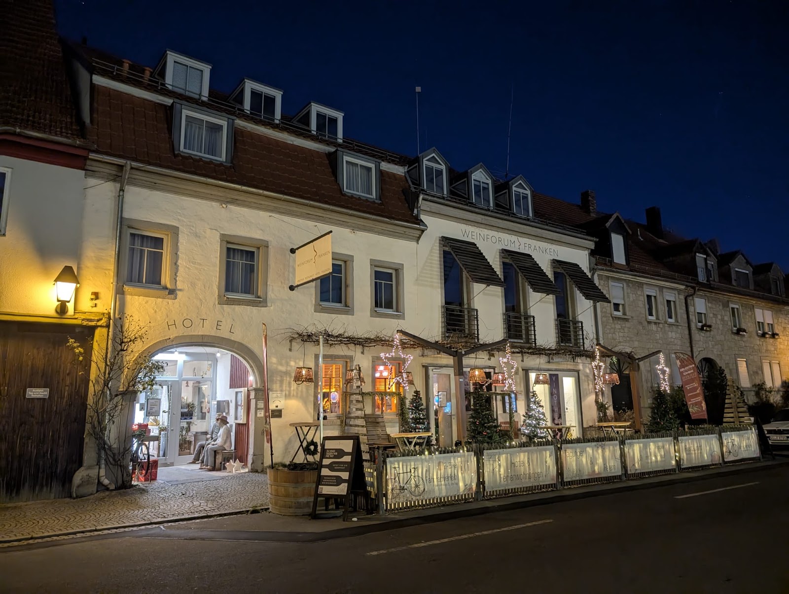 Empfang im Hof bei der Weihnachtsfeier im Weinforum