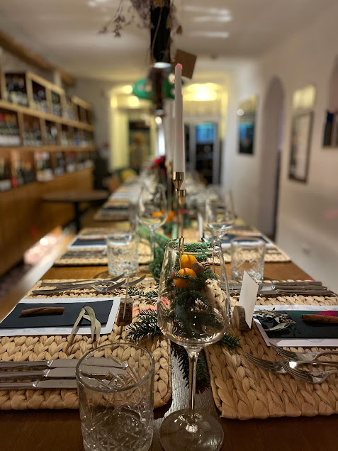 Festlich gedeckter Weihnachtstisch im Weinforum Franken