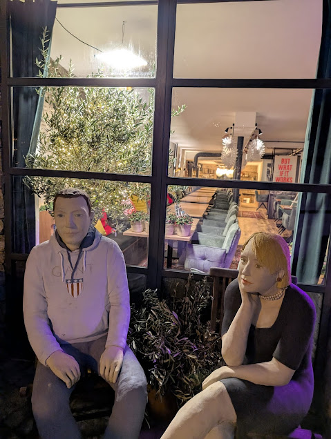 Gastraum mit viel Platz fuer Lachen und Genuss