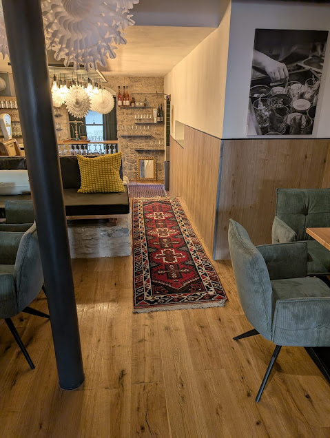 Gastraum mit Weihnachtsdekoration im Weinforum