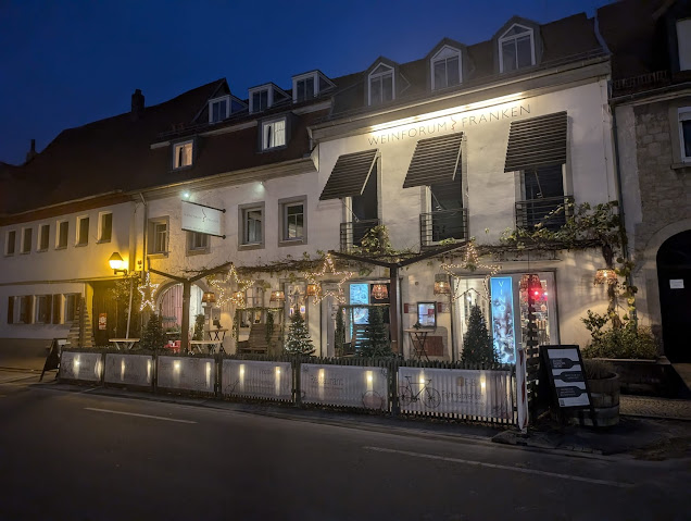 Weinforum Franken Hotel mit festlicher Weihnachtsbeleuchtung bei Nacht