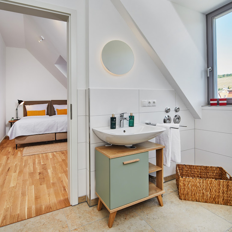 Hochwertiges Badezimmer en Suite mit Durchblick ins Schlafzimmer – Ferienwohnung Weinforum Franken Eibelstadt