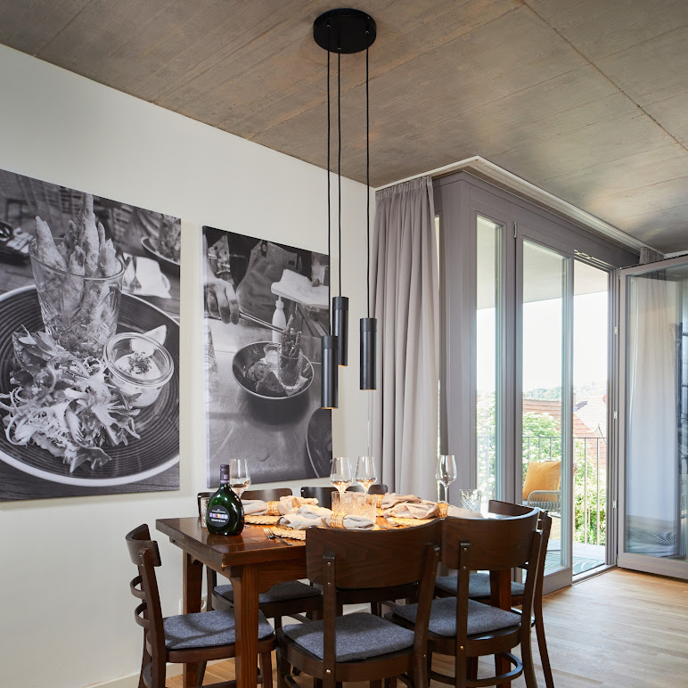 Stilvolles Esszimmer mit großformatigen Gastronomie-Kunstdrucken in der Ferienwohnung Weinforum Franken