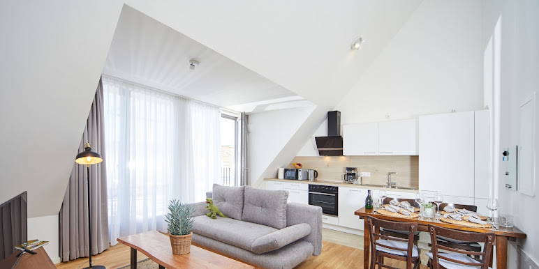 Lichtdurchflutete offene Wohnküche im Dachgeschoss der Ferienwohnung Weinforum Franken Eibelstadt