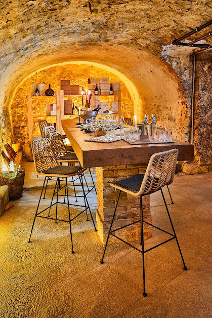 Historische Steinmauern und Weinfass – authentischer Keller-Flair im Weinforum Franken