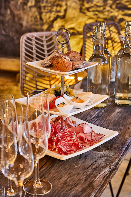 Kleines Gewölbe mit Kerzen und Weinflaschen – intimer Raum für private Feiern