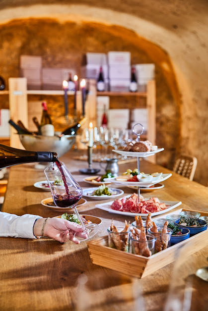 Rotwein wird eingeschenkt bei der Weinprobe mit Vesperplatte im Gewölbekeller