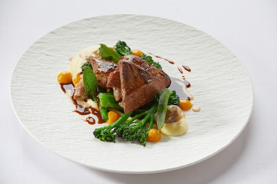 Rosa Entenbrust mit Brokkolini, Physalis und Portweinjus auf weißem Teller – Restaurant Weinforum Franken