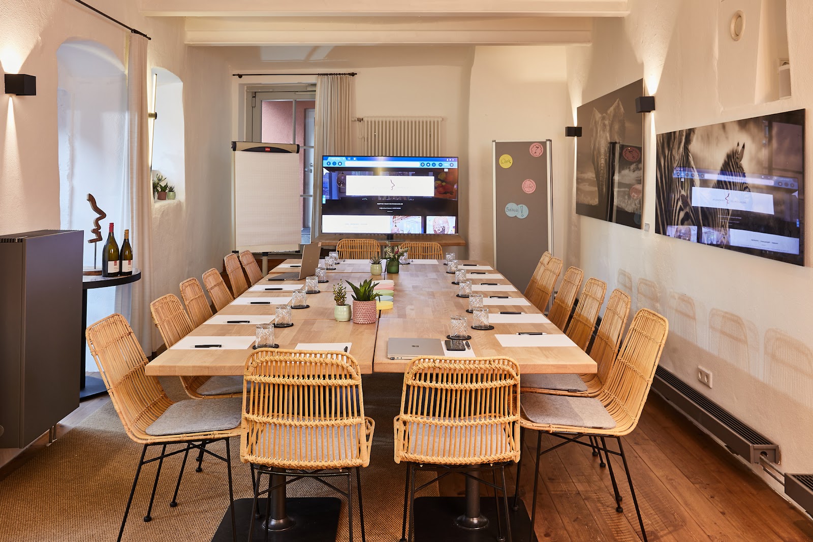 Tagungsraum Schwanen im Weinforum Franken – heller Konferenzraum für bis zu 15 Personen