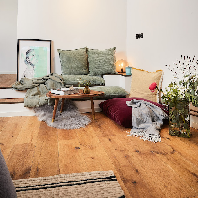 Gemütliche Leseecke mit Sofa und Holzboden