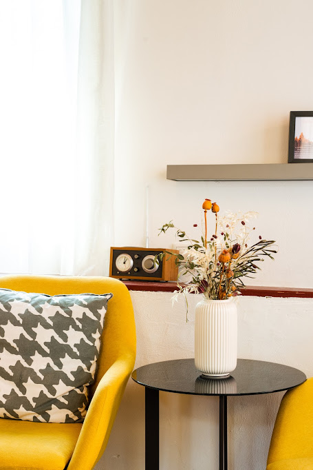 Gelber Sessel mit Tivoli Radio